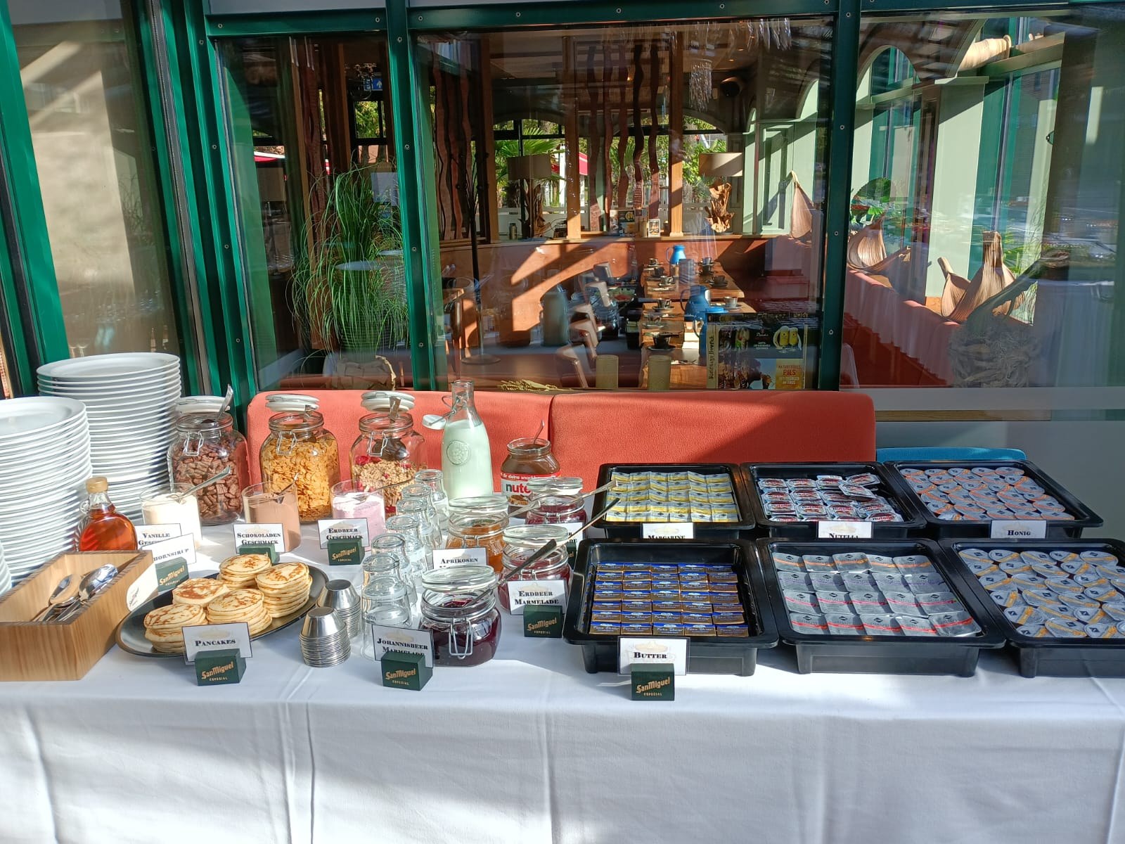 Brunchbuffet mit Salaten und weiteren Speisen